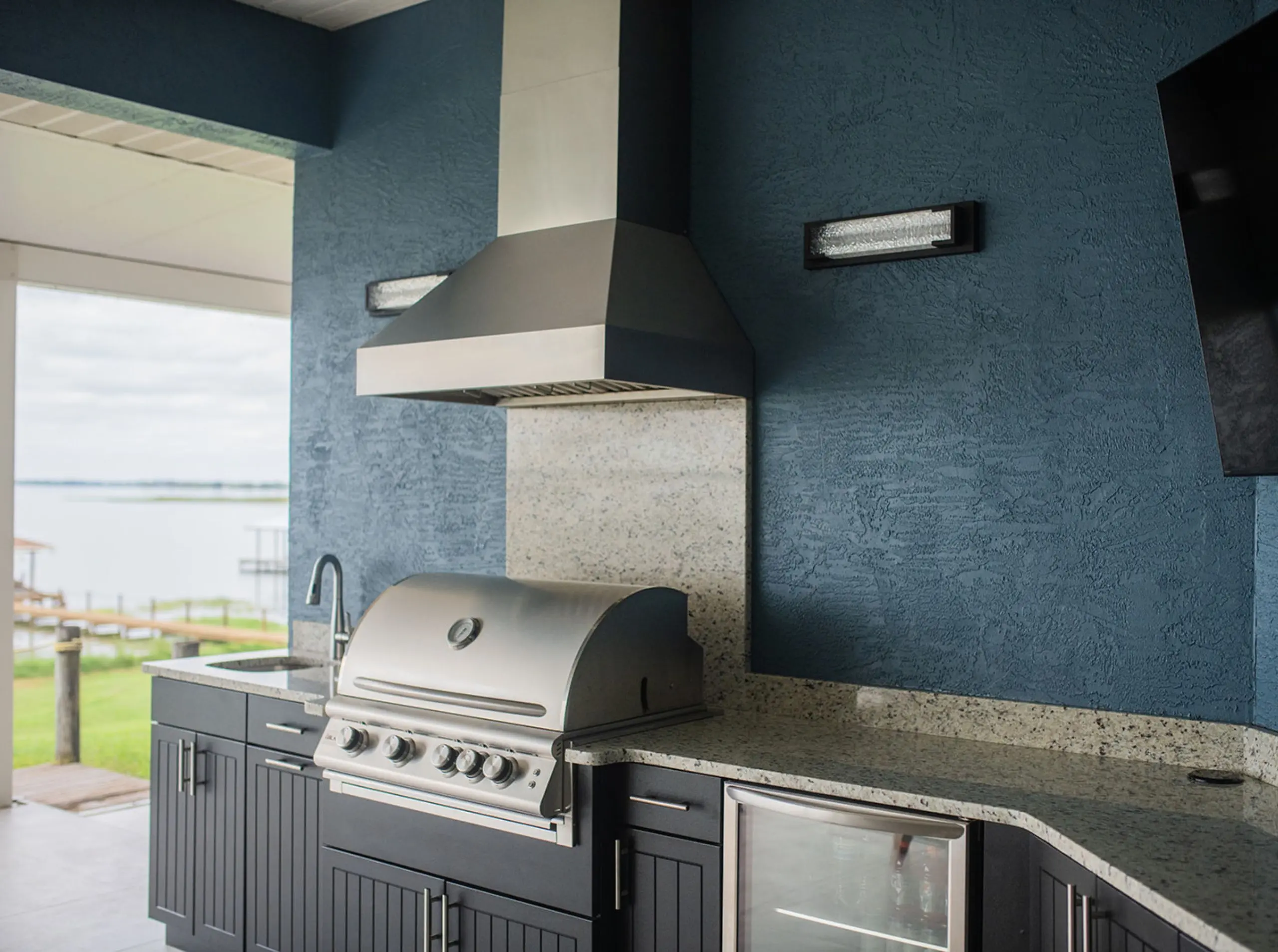 Outdoor kitchen overlooking Bear Pointe lake in Sebring, FL